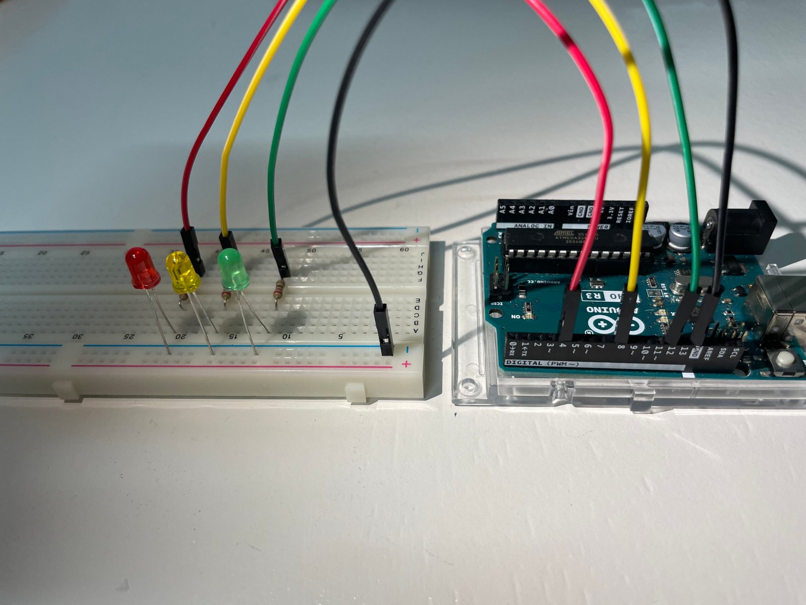 Montaje del semáforo con Arduino UNO y LEDs rojo, amarillo y verde en protoboard