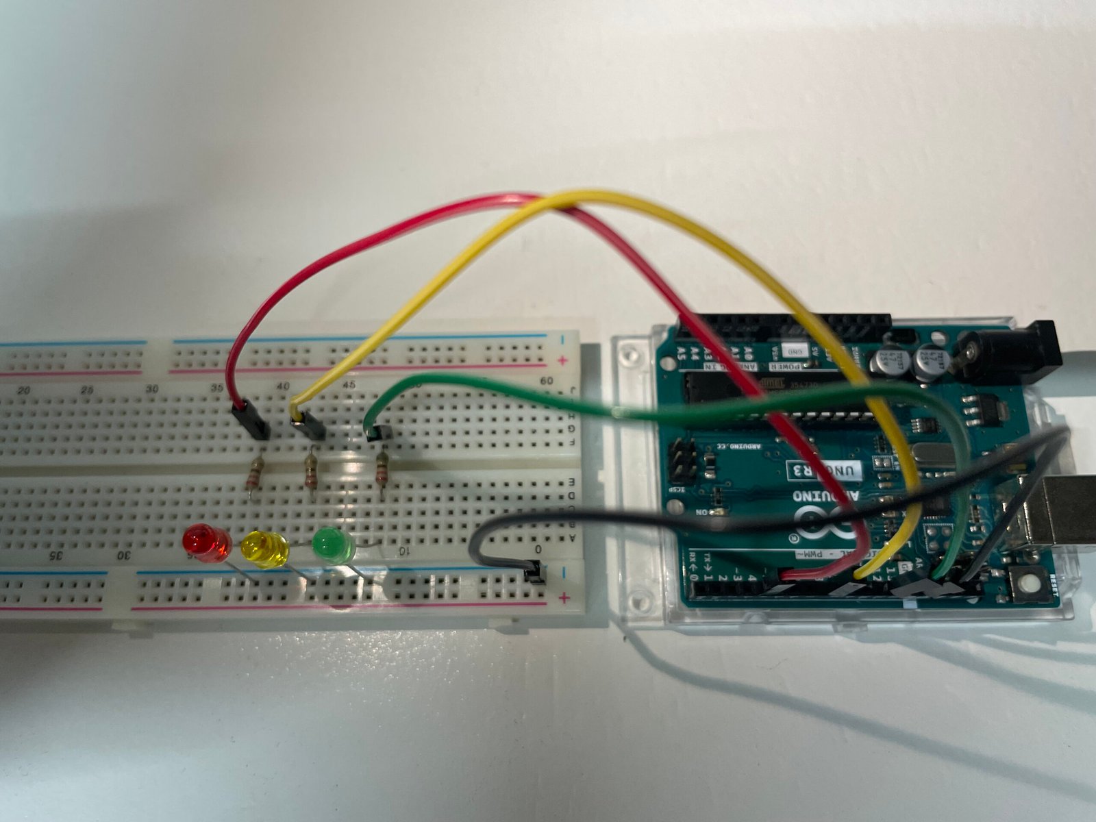 Circuito de semáforo con Arduino: LEDs y resistencias conectados en la protoboard