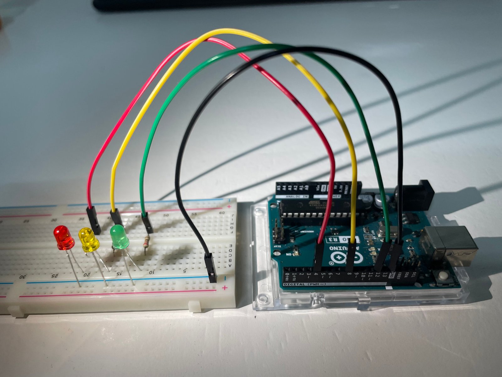 Semáforo con Arduino montado en protoboard con LEDs de colores