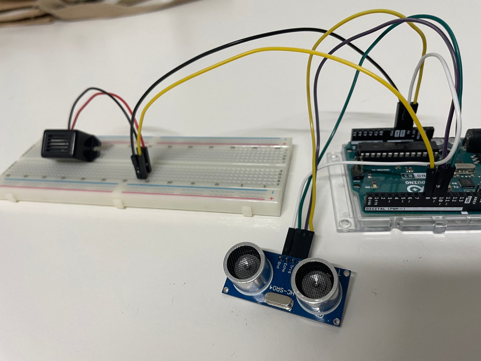 Sensor de aparcamiento con Arduino montado en protoboard con HC-SR04 y buzzer